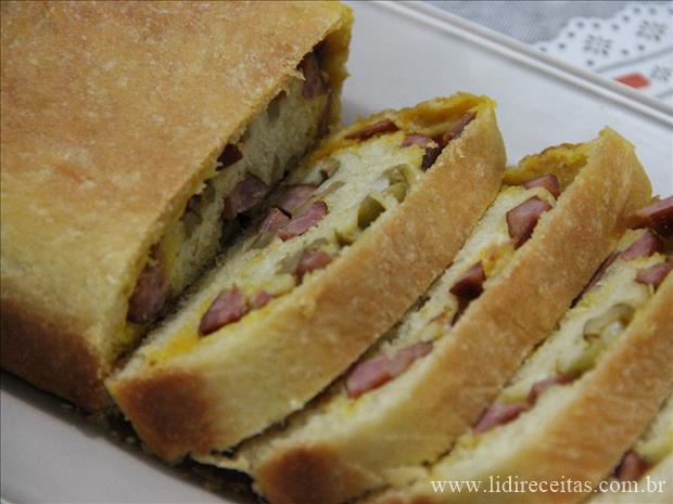 Pão Recheado com Linguiça Calabresa