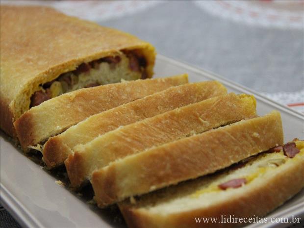 Pão Recheado com Linguiça Calabresa